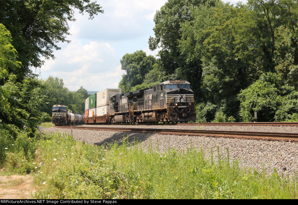 NS 4162 takes train 21K East, while 21G holds on the siding